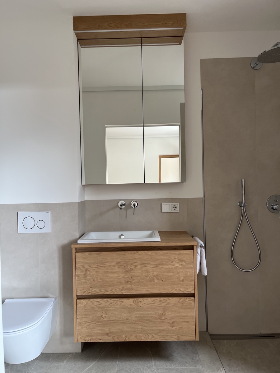 Badmöbel mit Spiegelschrank und Walk-in-Dusche, SENN Tischlerei