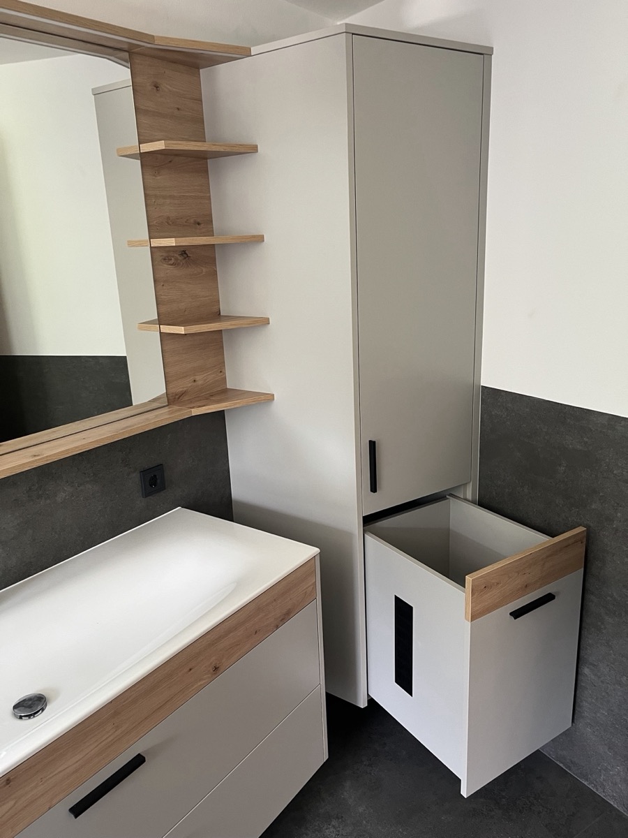 Badmöbel mit offenen Holzregalen und Hochschrank, SENN Tischlerei
