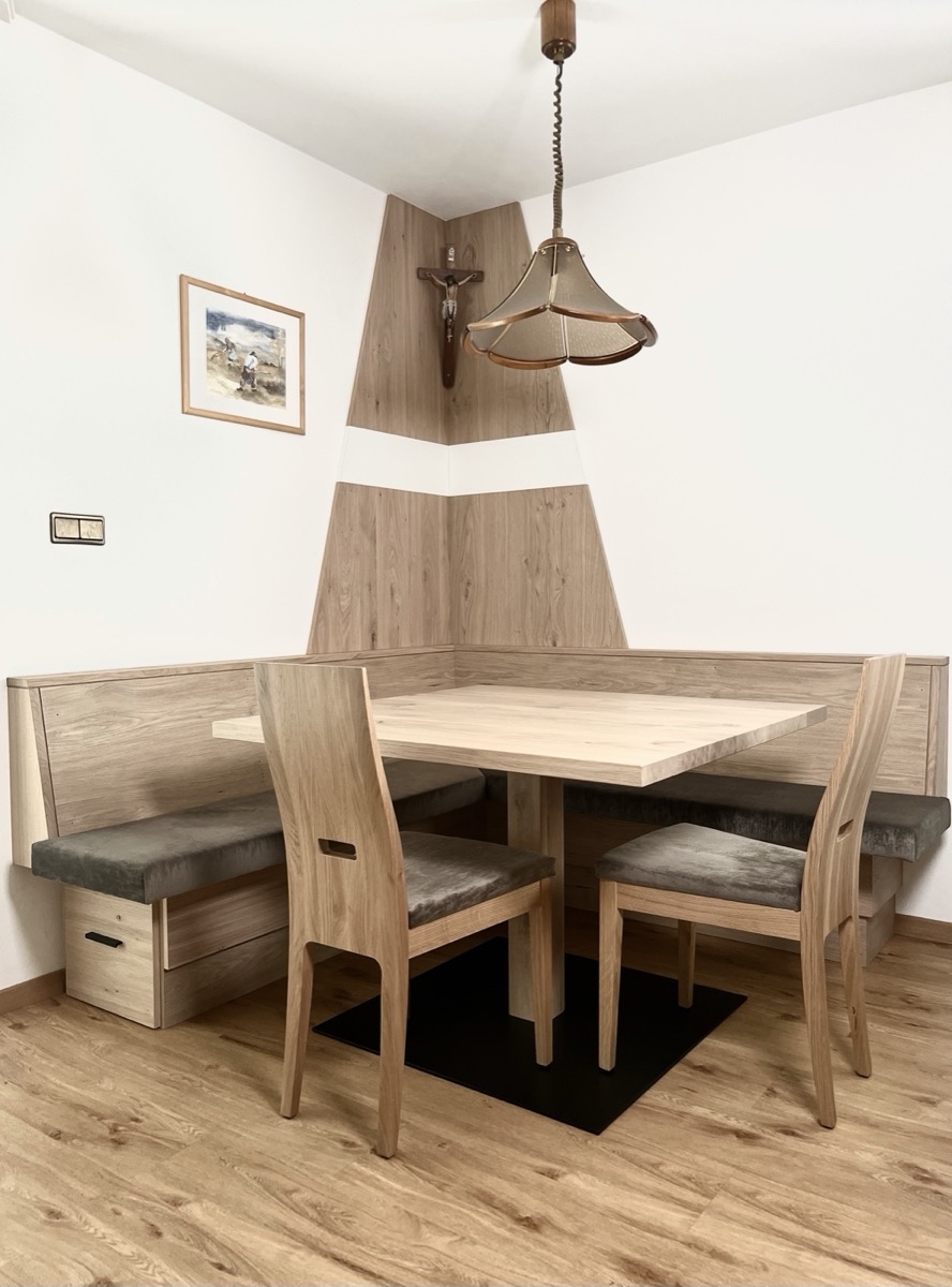 Traditionelle Eckbank mit Tisch aus Massivholz, SENN Tischlerei
