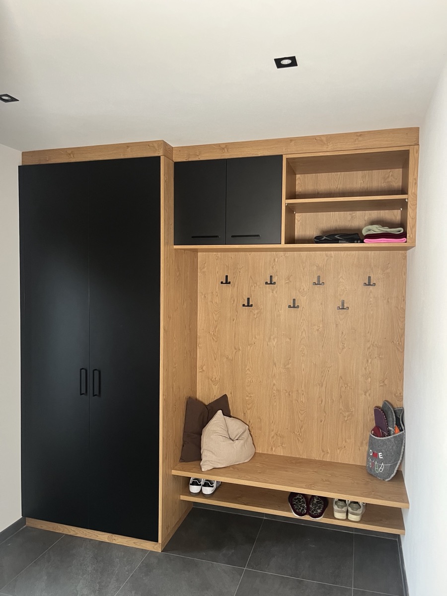 Garderobe mit Sitzbank im Eingangsbereich, SENN Tischlerei