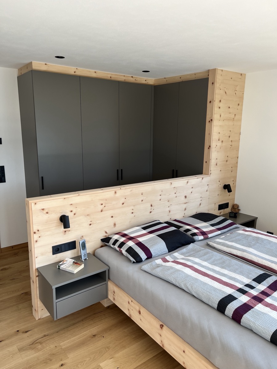 Schlafzimmer mit Massivholzbett und Einbauschrank, SENN Tischlerei