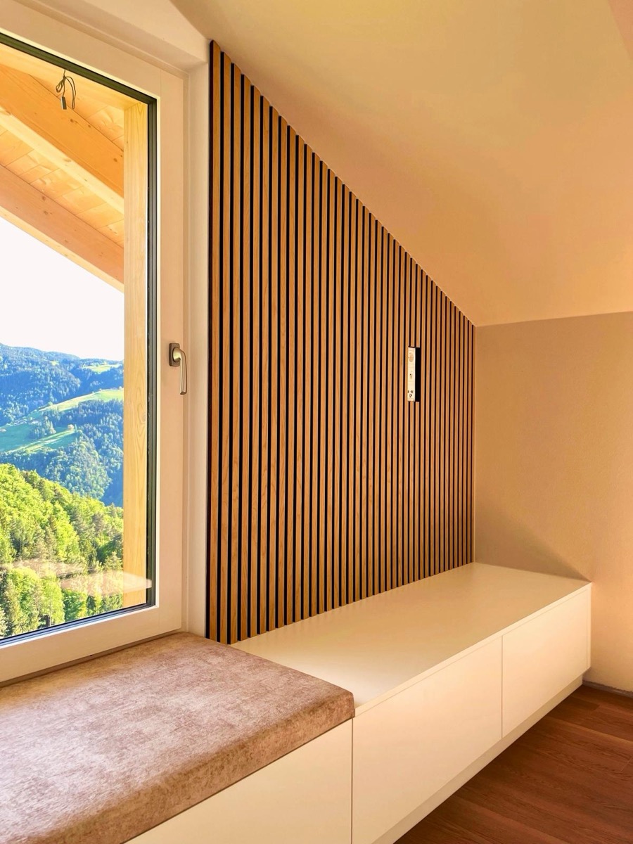 Sitzbank am Fenster mit Bergblick, SENN Tischlerei