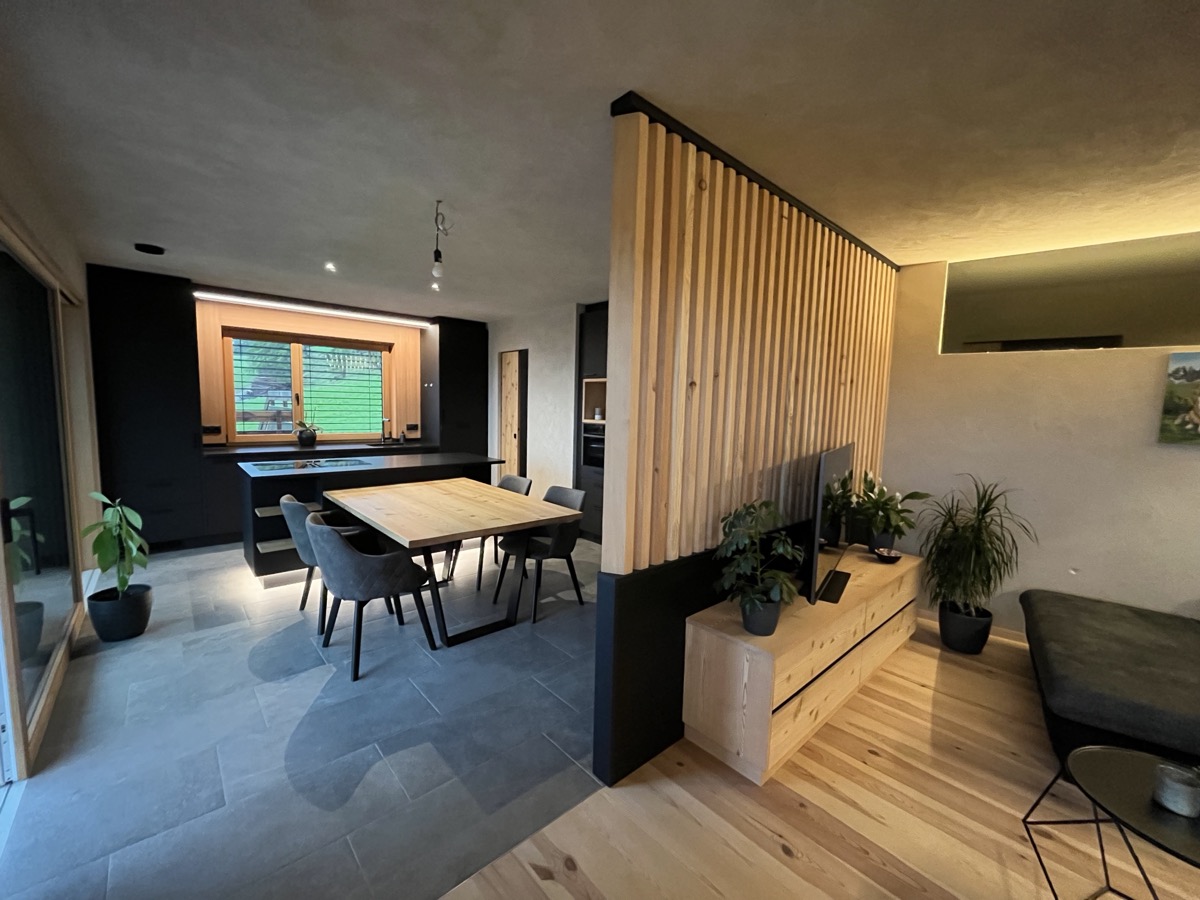 Wohn-Esszimmer mit Massivholz-Trennwand, SENN Tischlerei
